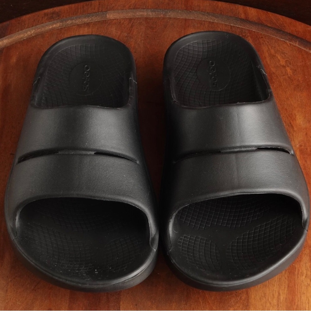 Oofos Sandals Mens Size 10 Women 12 Black OOahh Slide Recovery Comfort Shoes